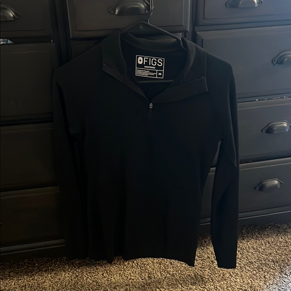 FIGS women’s Black quarter zip